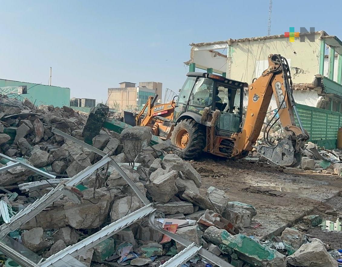 Continúa demolición de Escuela Primaria Artículo 123, en Coatzacoalcos