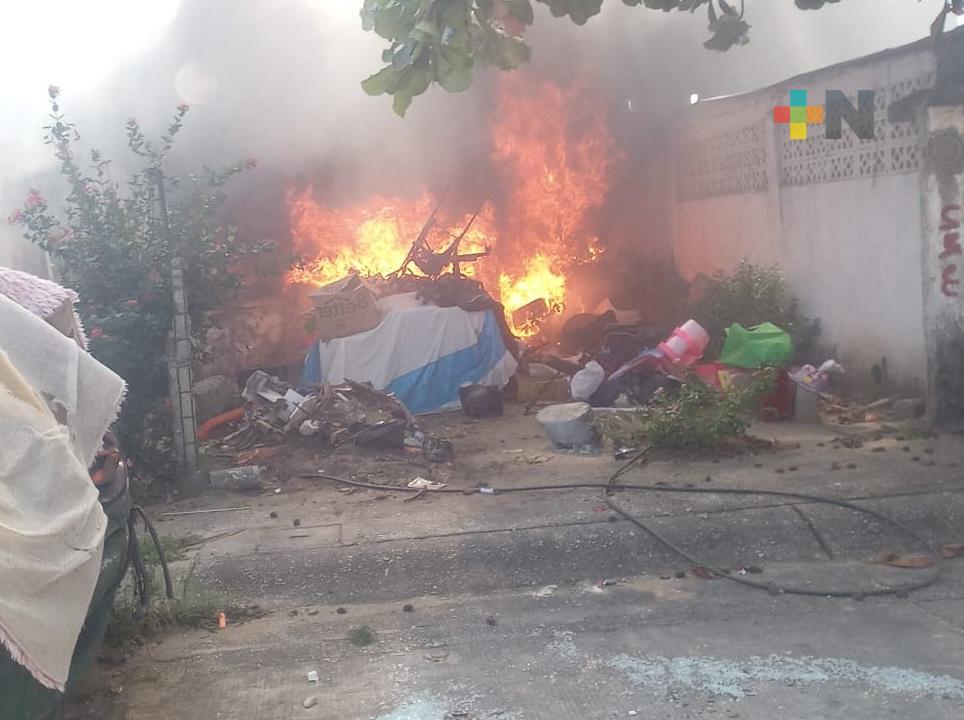 Atienden incendio en Ciudad Olmeca, no se reportan lesionados del siniestro