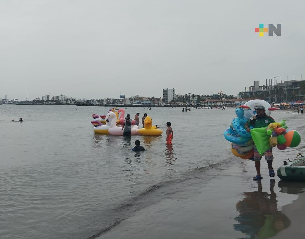 Turistas disfrutan las playas de Veracruz antes de retornar a sus lugares de origen