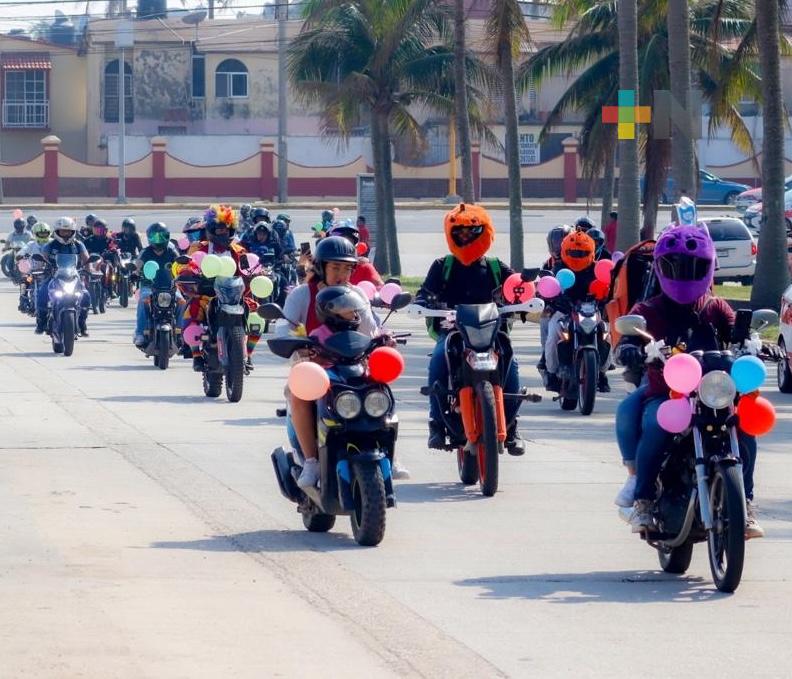 Motorepartidores de Coatza festejaron Día de Reyes regalando juguetes a niños y niñas