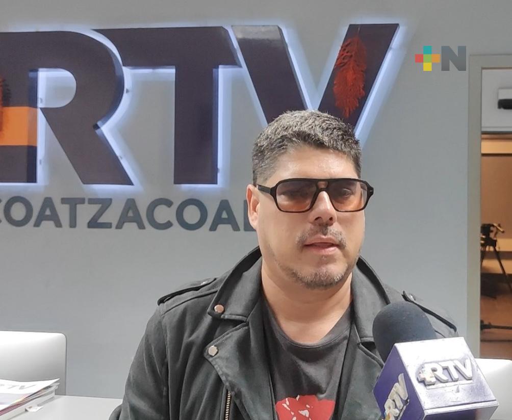 «Tiki» cantante minatitleco potencia su talento en plataformas digitales