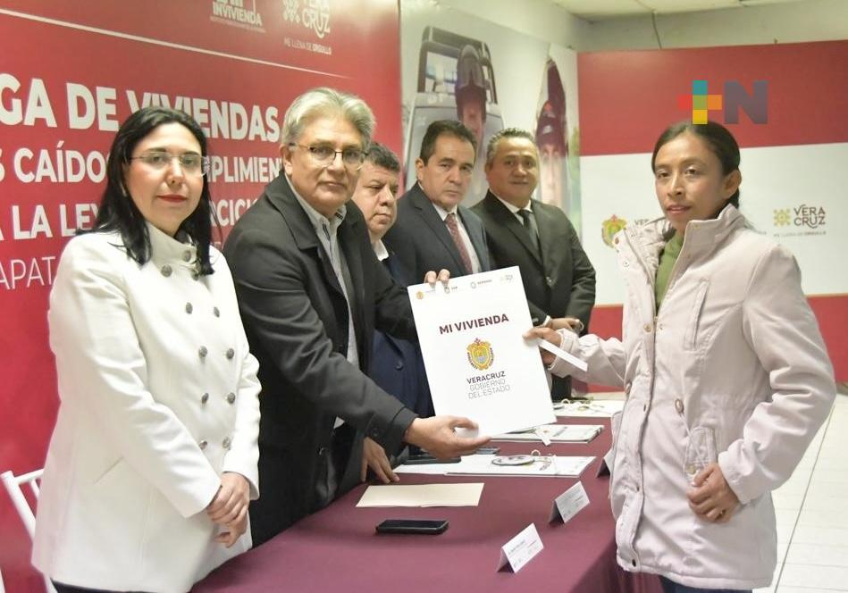 Gobierno estatal entrega casas a familias de policías caídos; suman 111 en cinco años