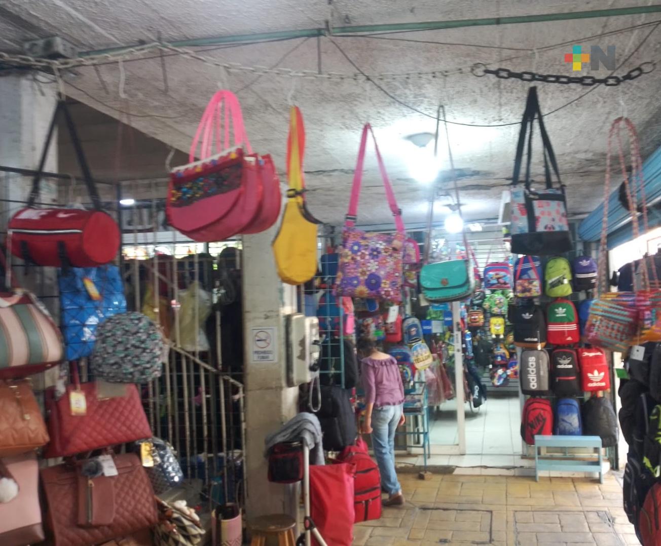 Comerciantes del mercado Hidalgo reportan incremento en venta de mochilas