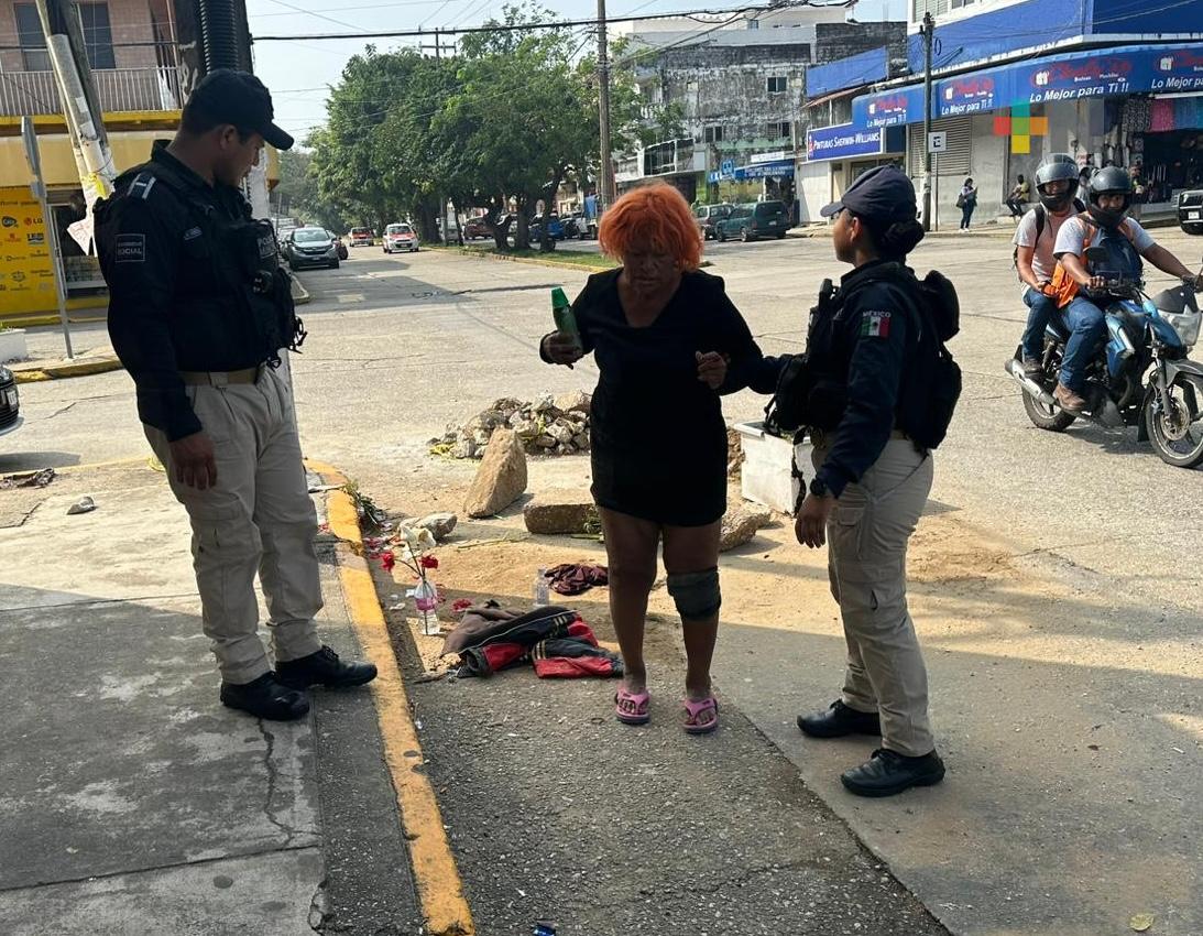 Policía de Coatzacoalcos atiende a personas en situación de vulnerabilidad