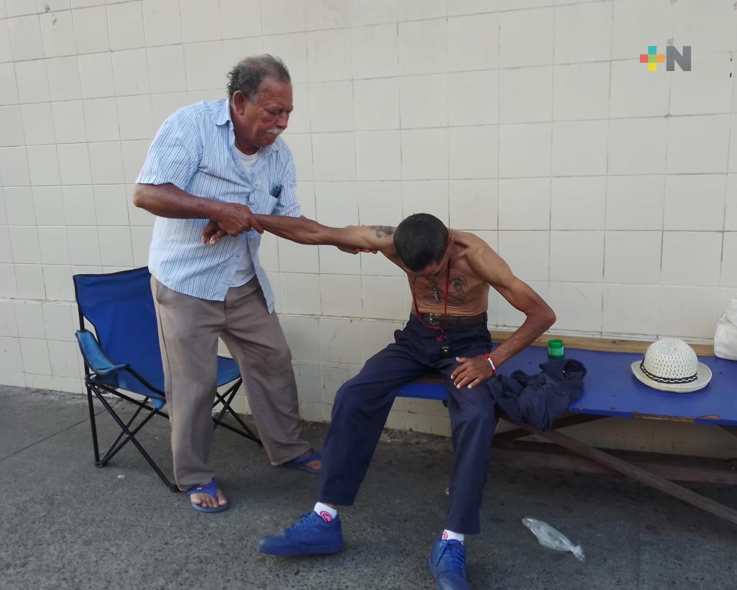 Con más de 40 años de servicio, Armando Azamar es el huesero de los porteños