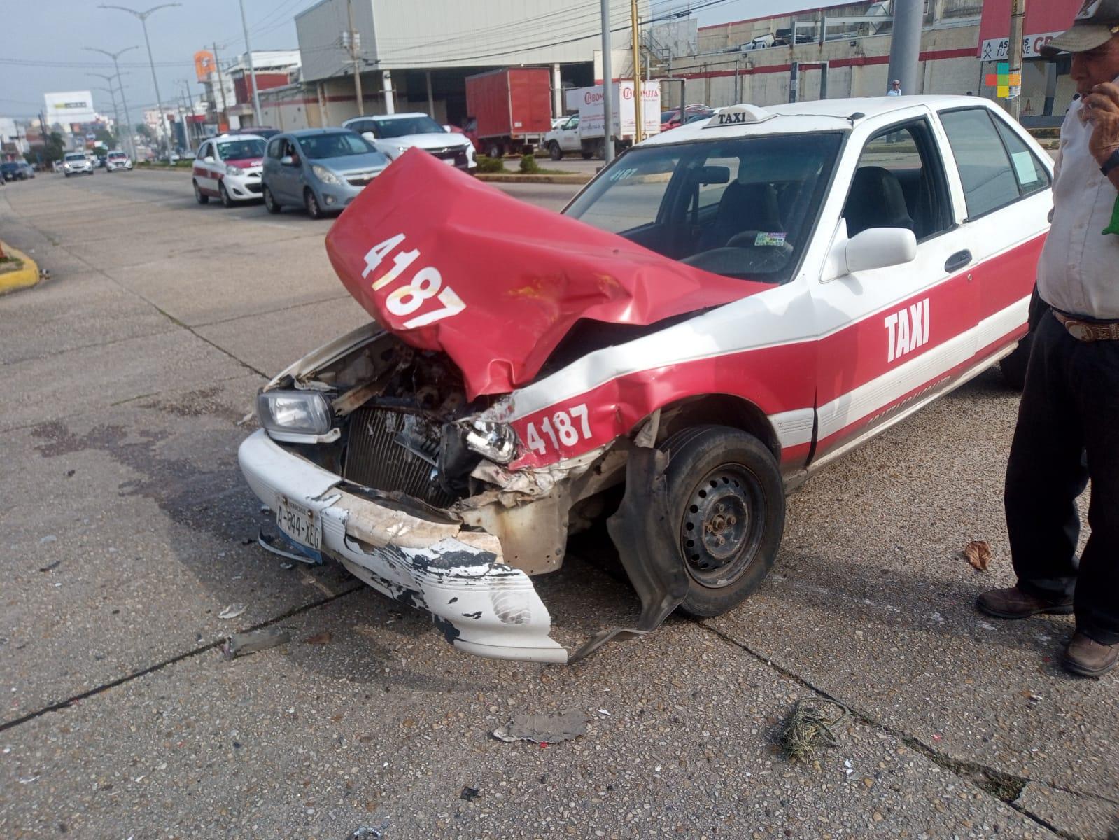 Aparatoso choque de autobús con taxi deja lesionados y daños por más de 50 mil pesos