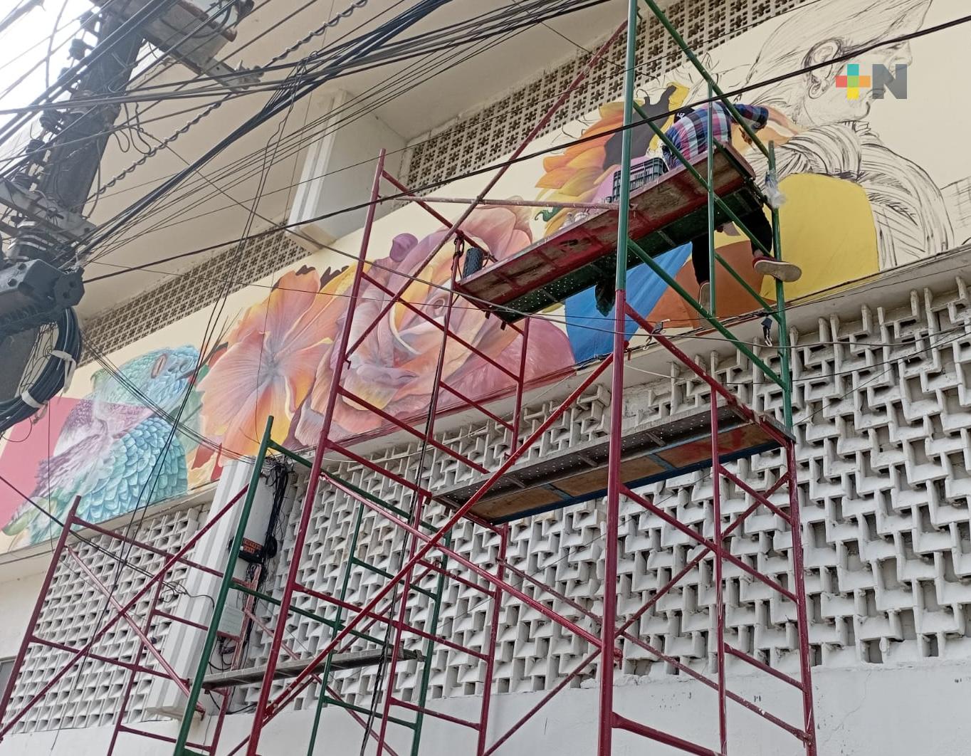 Muralista de Coatzacoalcos plasma historia y tradiciones en sus obras