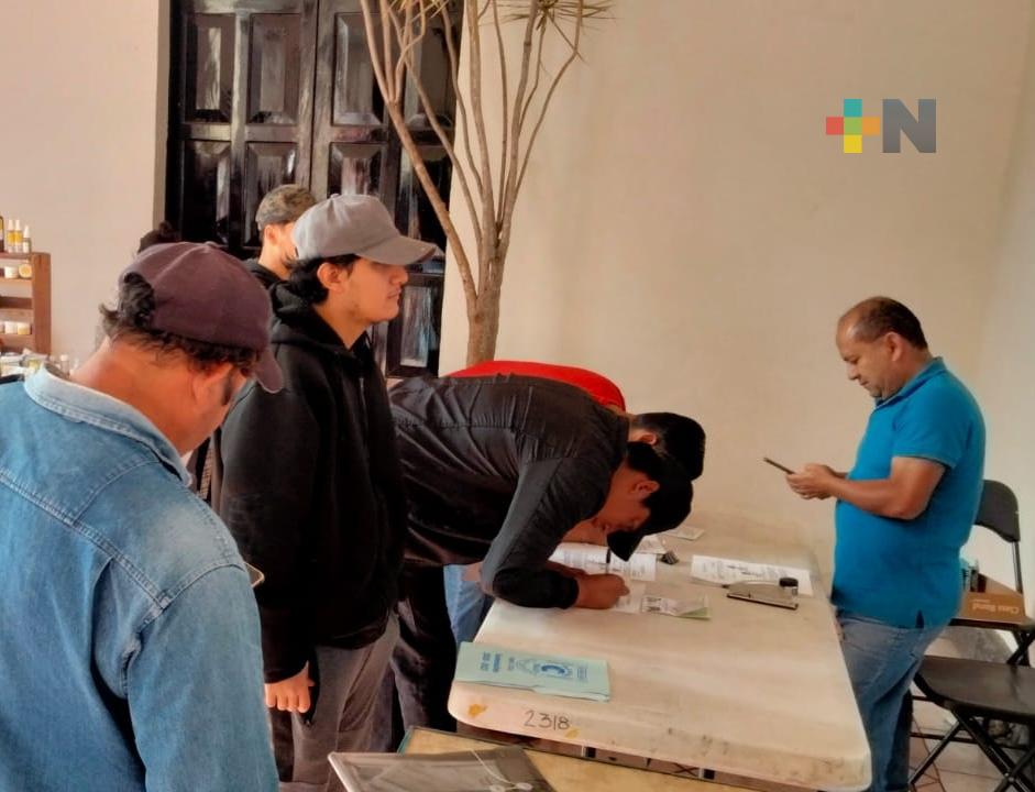 Acuden jóvenes a trámite de liberación de cartilla en el municipio de Coatepec