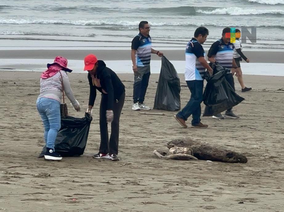 En Coatza limpian la playa conmemorando el Día Mundial de Educación Ambiental