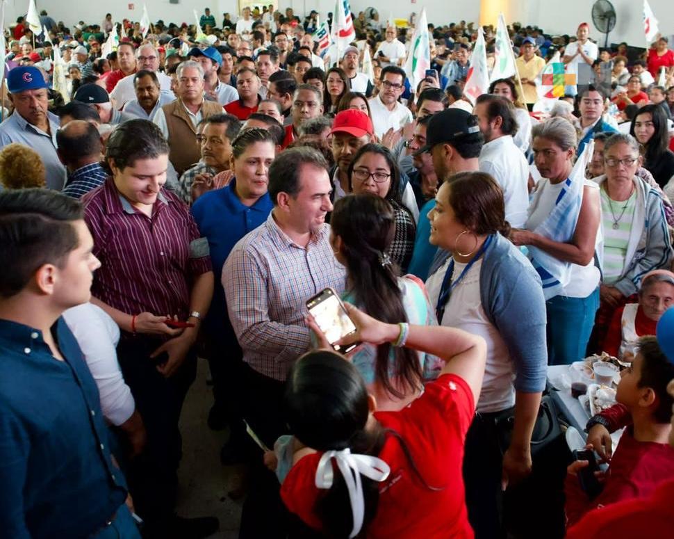 Pepe Yunes se reúne con pescadores, docentes y habitantes de Alvarado