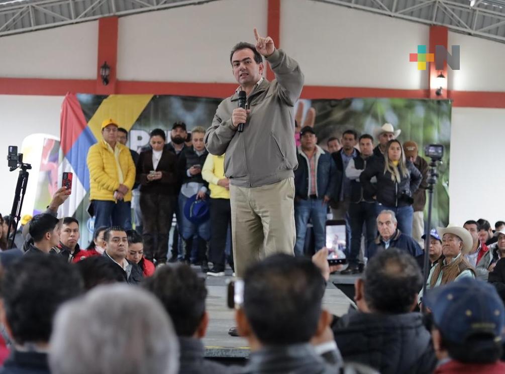 Pepe Yunes visita Coscomatepec y recuerda sus logros desde el Senado