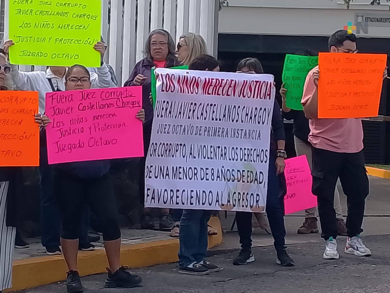 Ciudadanos se manifiestan en contra de un juez en la Ciudad Judicial