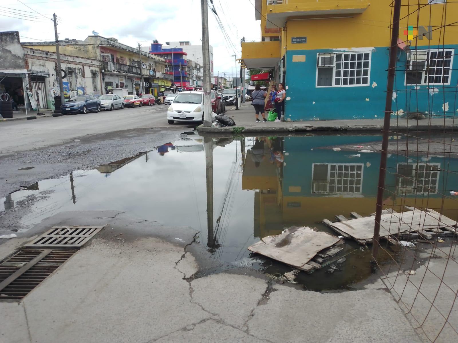 Encharcamientos dificultan vialidad y causan molestia a ciudadanos del puerto