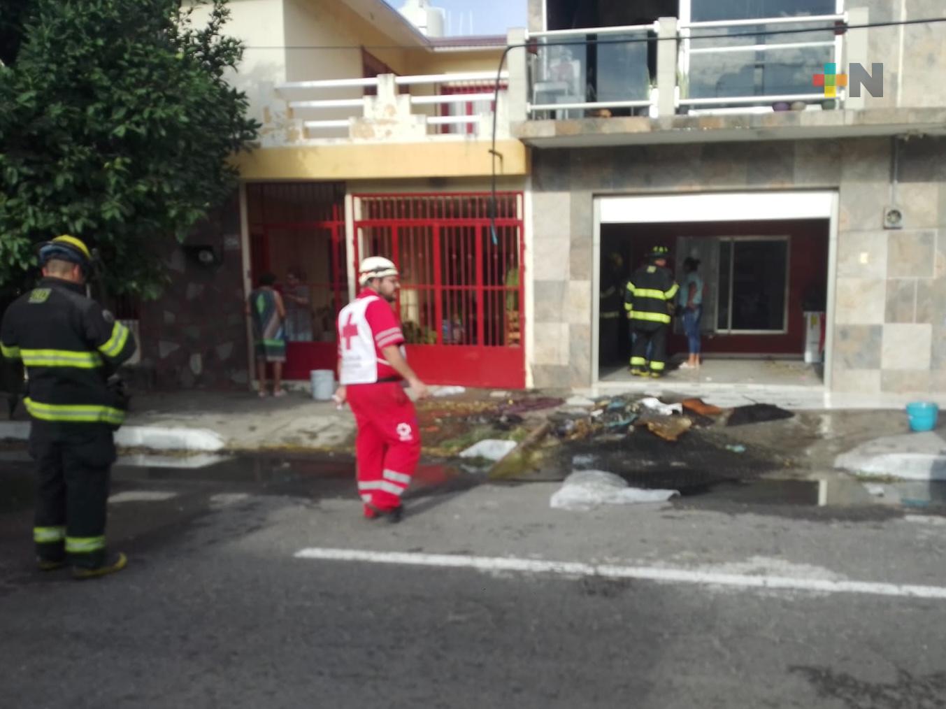 Bomberos del puerto rescatan a dos menores de un incendio en Guadalupe Victoria
