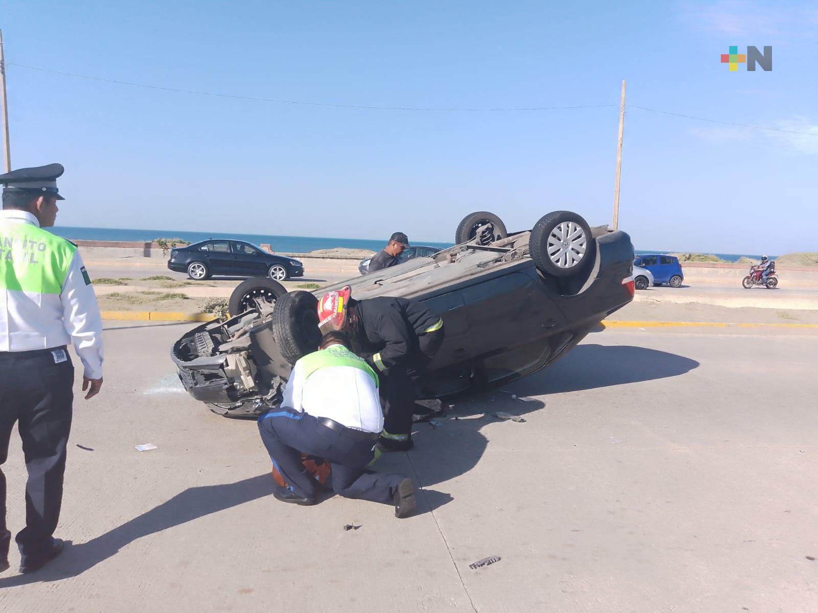 Tres personas lesionadas y daños materiales deja accidente en malecón costero de Coatza