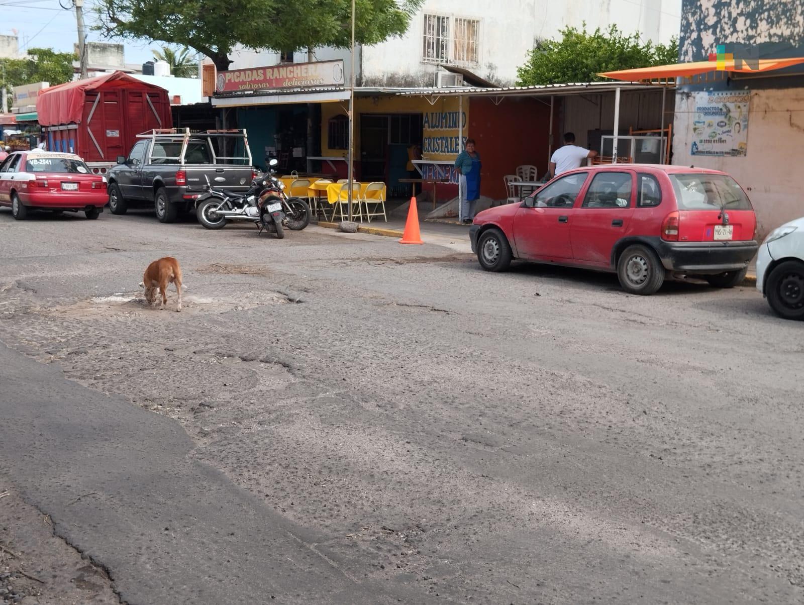 Vecinos del fraccionamiento Chivería de Veracruz piden la reparación de sus calles