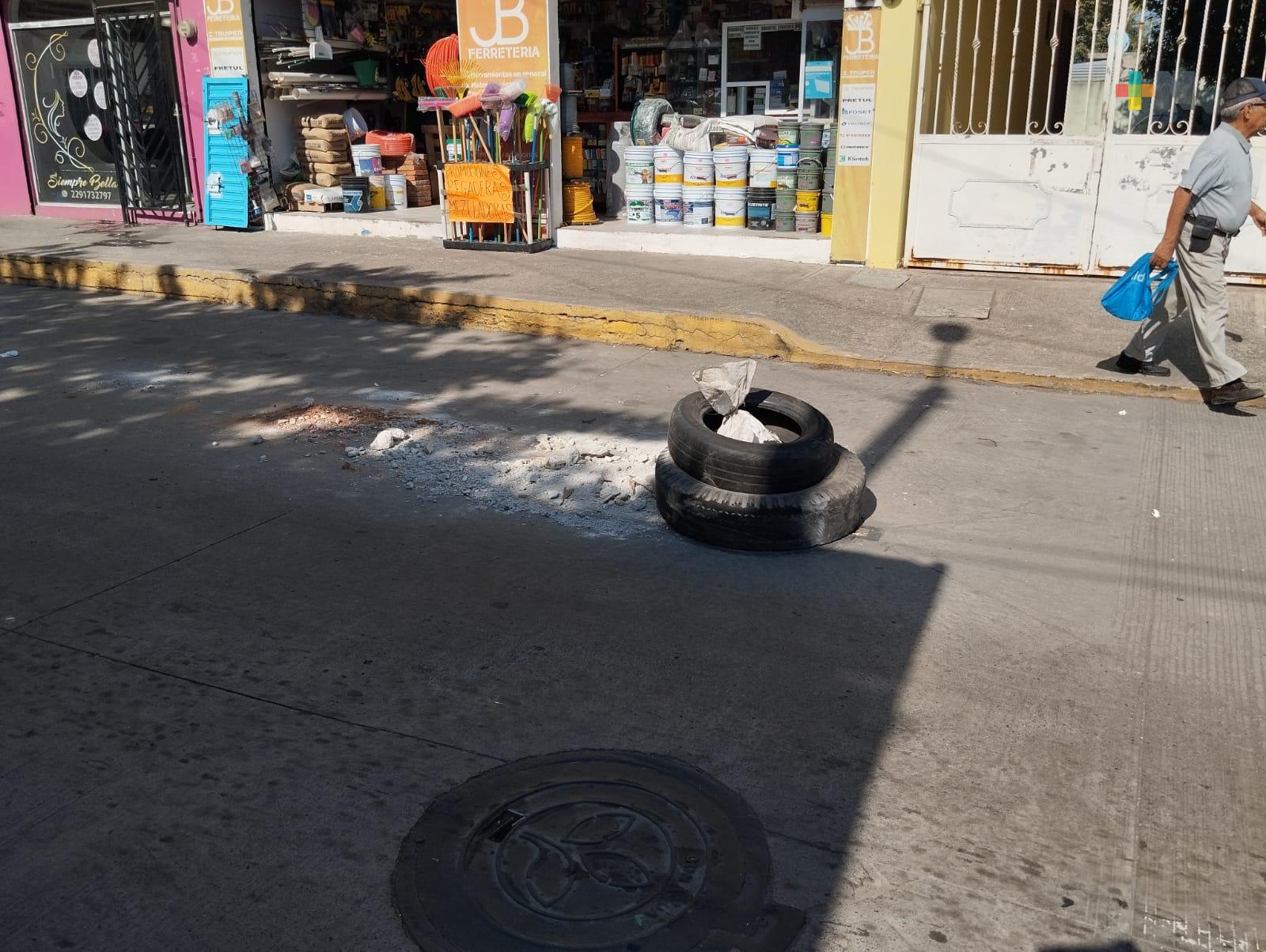 Alcantarilla sin tapa pone en riesgo a transeúntes y automovilistas en colonia de Veracruz