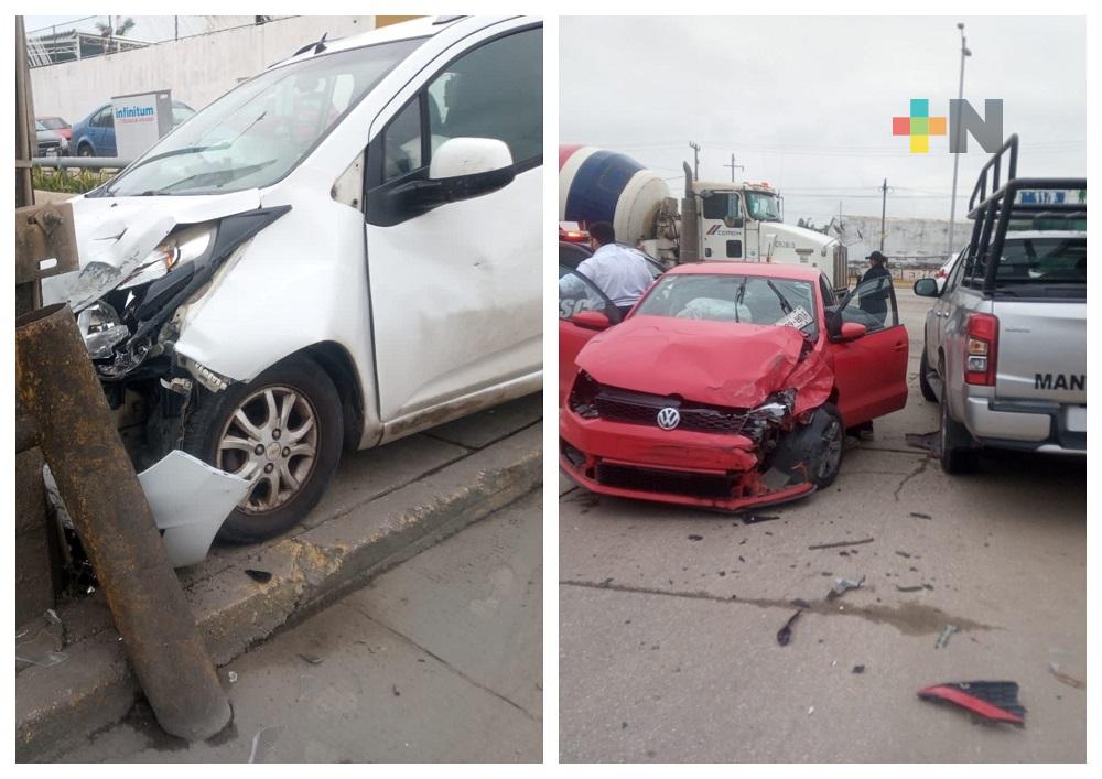 Lesionadas mujer y bebé en carambola de autos, en Coatzacoalcos