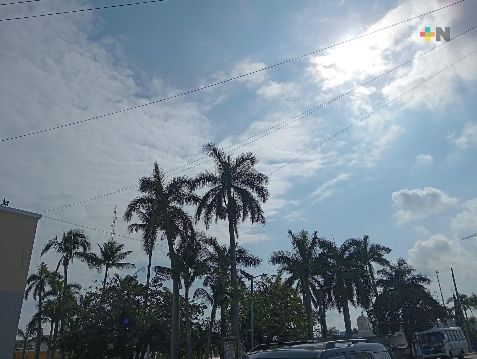 Despejado a medio nublado en el estado de Veracruz; lluvia y tormentas en cuencas del sur