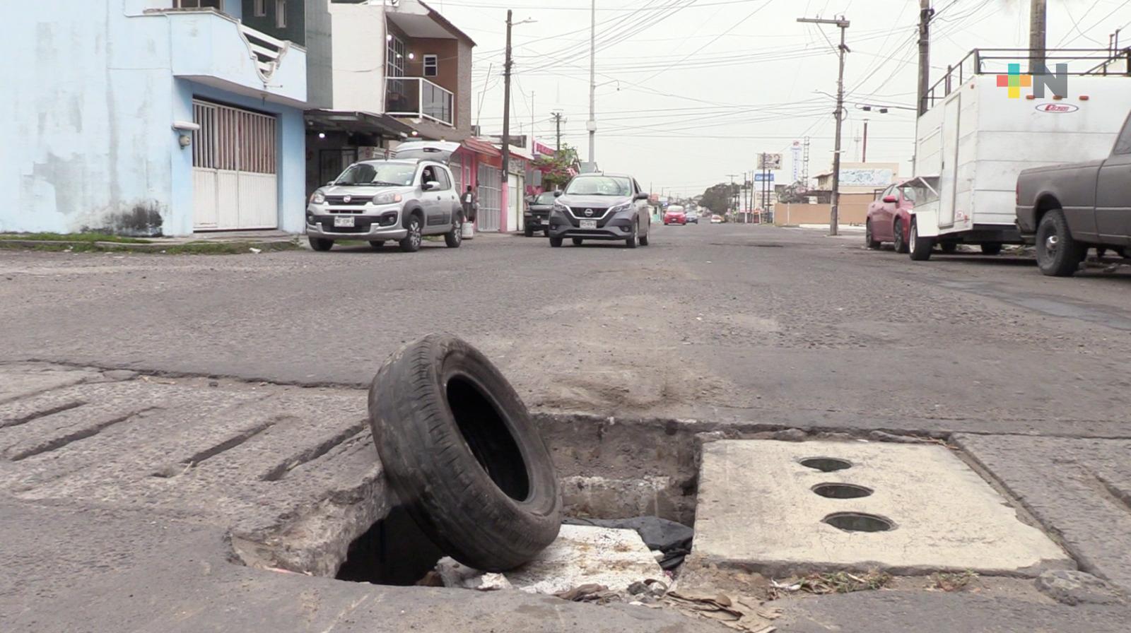 Tragatormentas sin tapa representa un peligro para peatones y automóviles