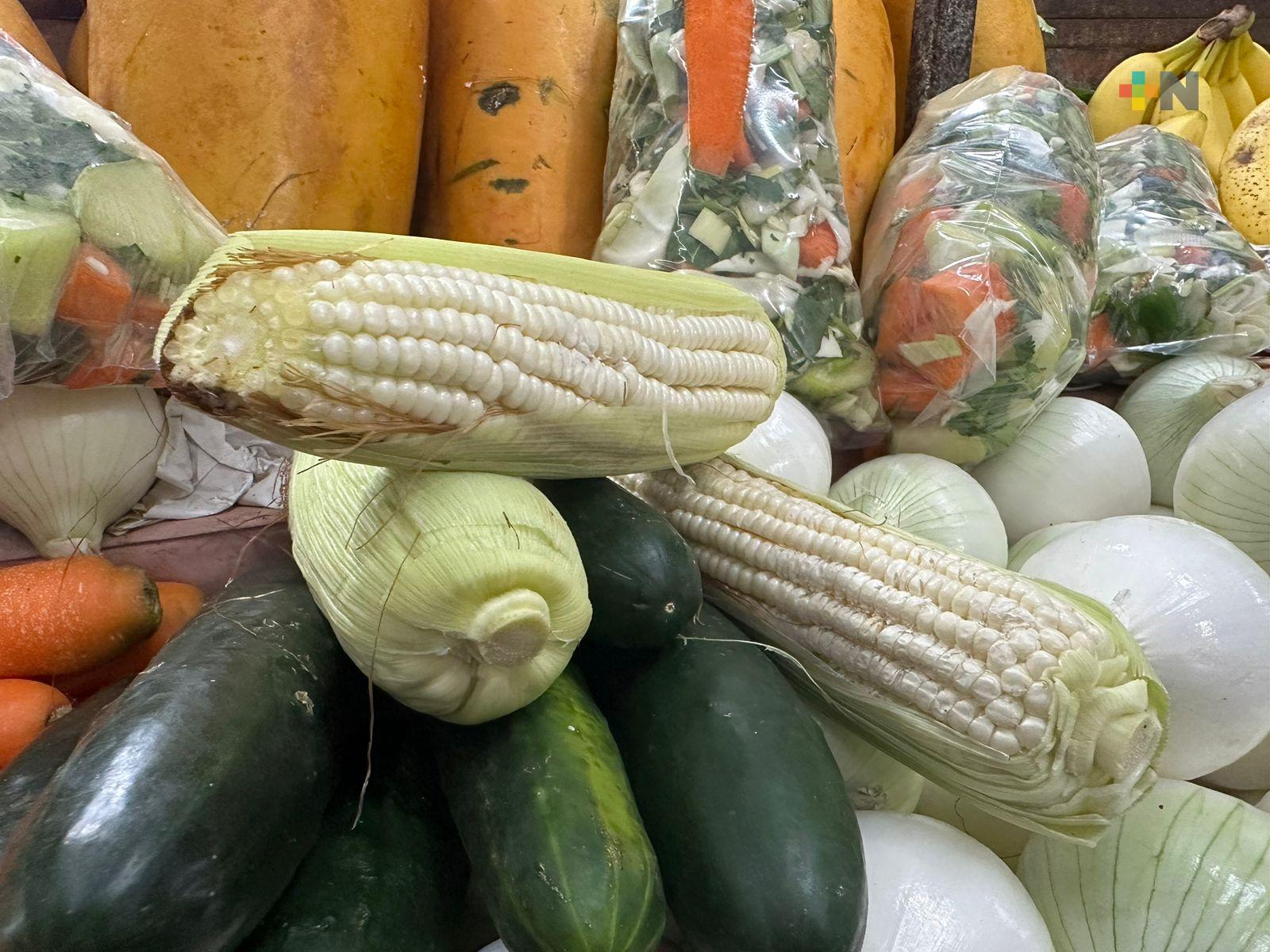 Baja precio del elote en el mercado Coatzacoalcos