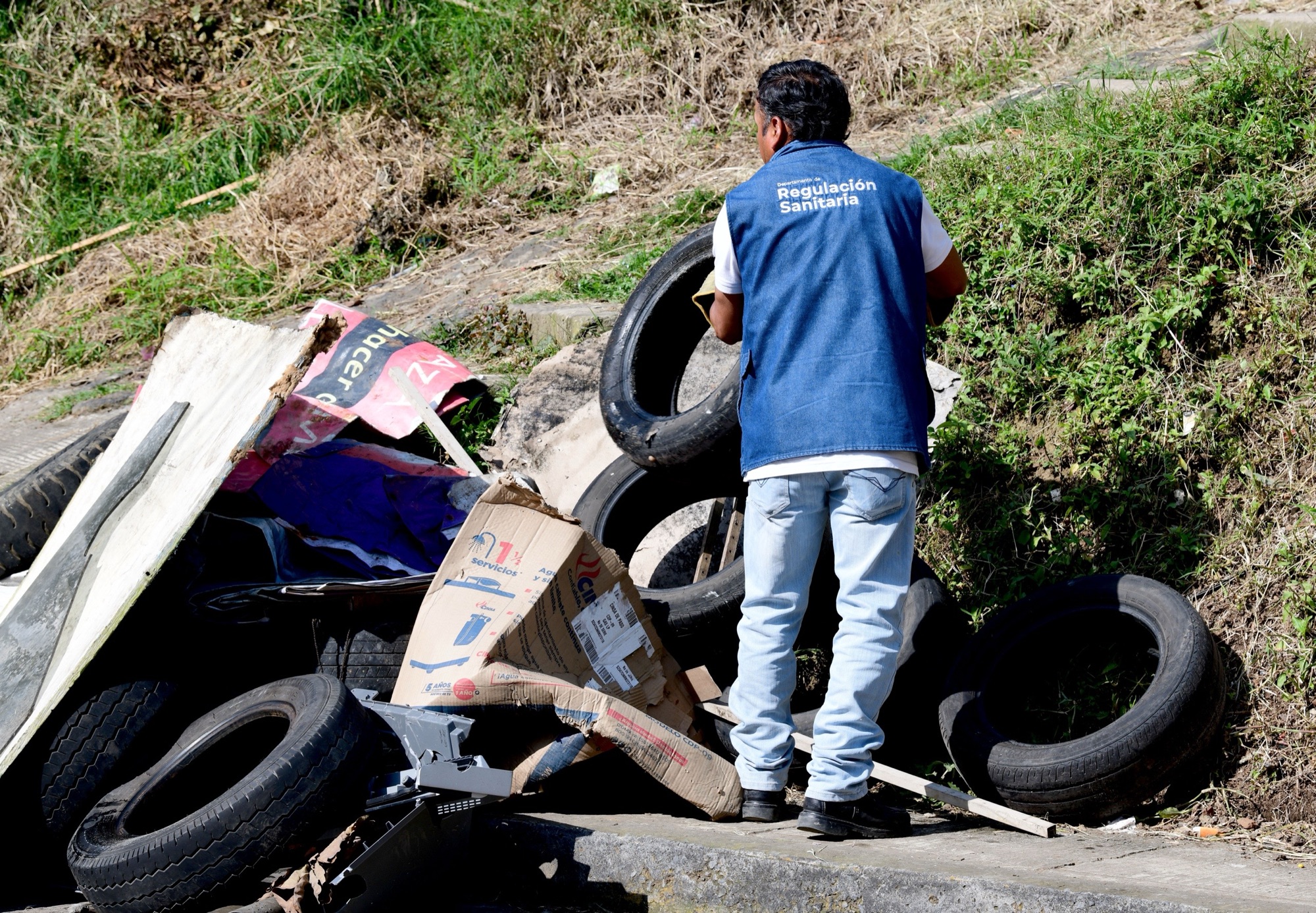Realizan jornada de descacharrización en Arroyo Blanco