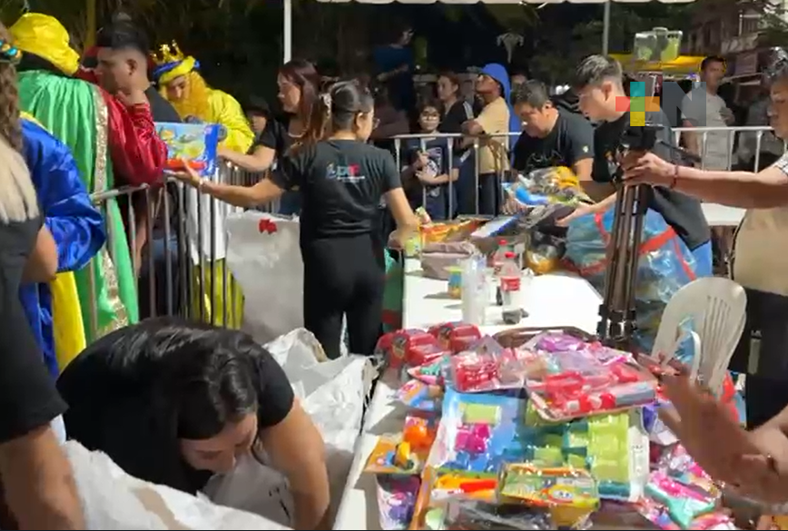 Más de tres mil niños en el festival de Reyes Magos en Cosamaloapan