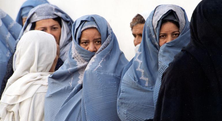 Los talibanes arrestan a mujeres y niñas por no llevar el hiyab