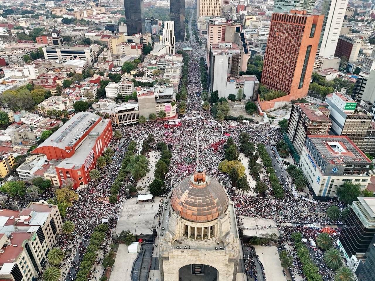 Masivo cierre de precampaña encabeza Claudia Sheinbaum en Monumento a la Revolución