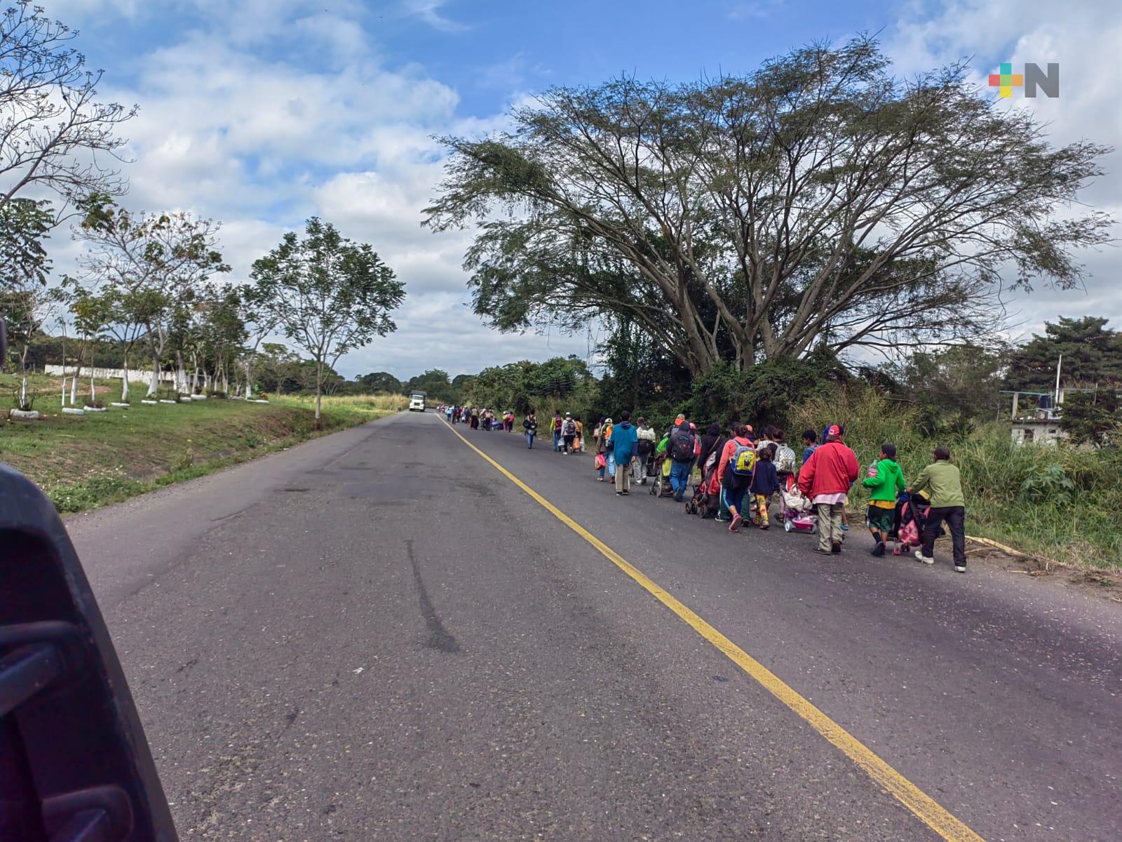 Caravana de migrantes transita por carretera federal de Veracruz