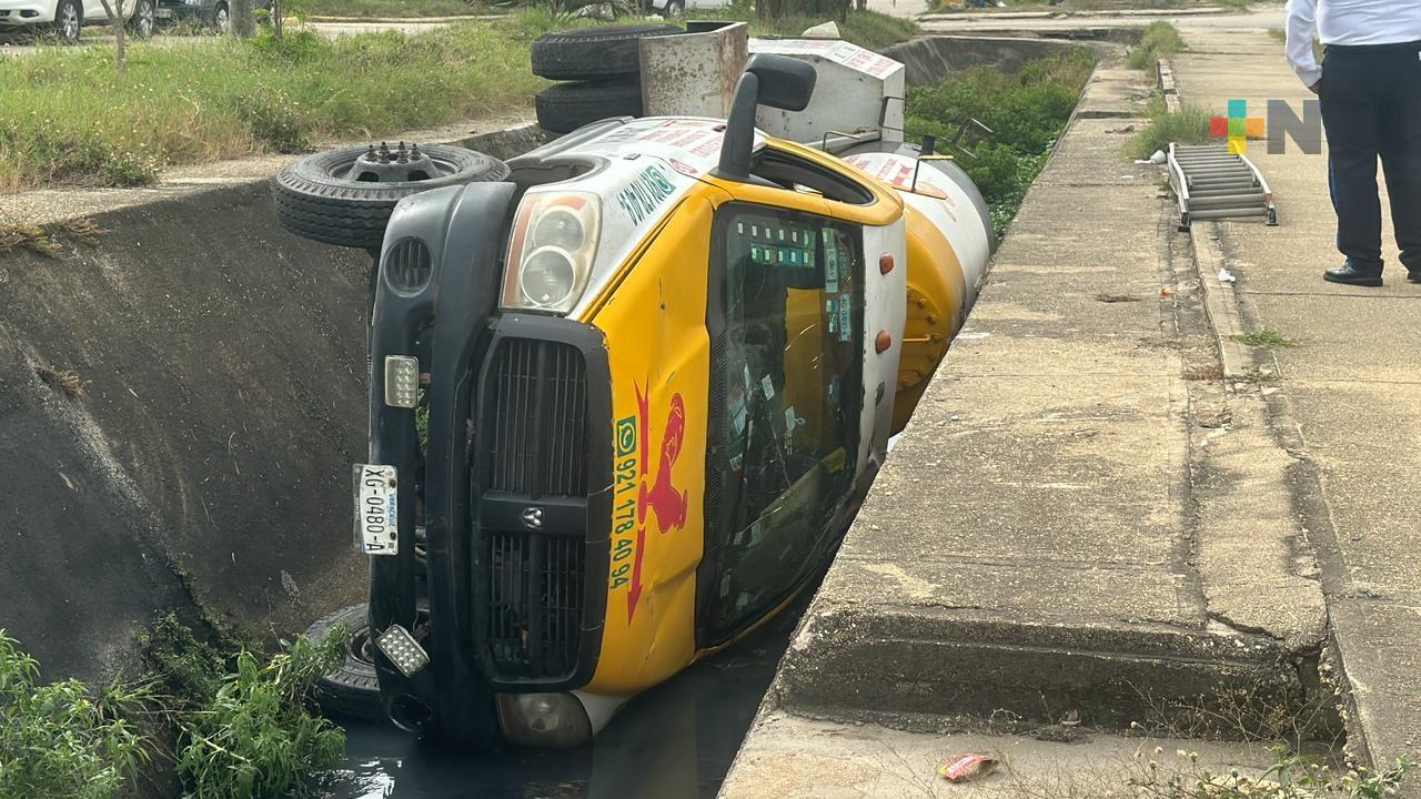 En Coatza, pipa de gas cayó en canal de agua