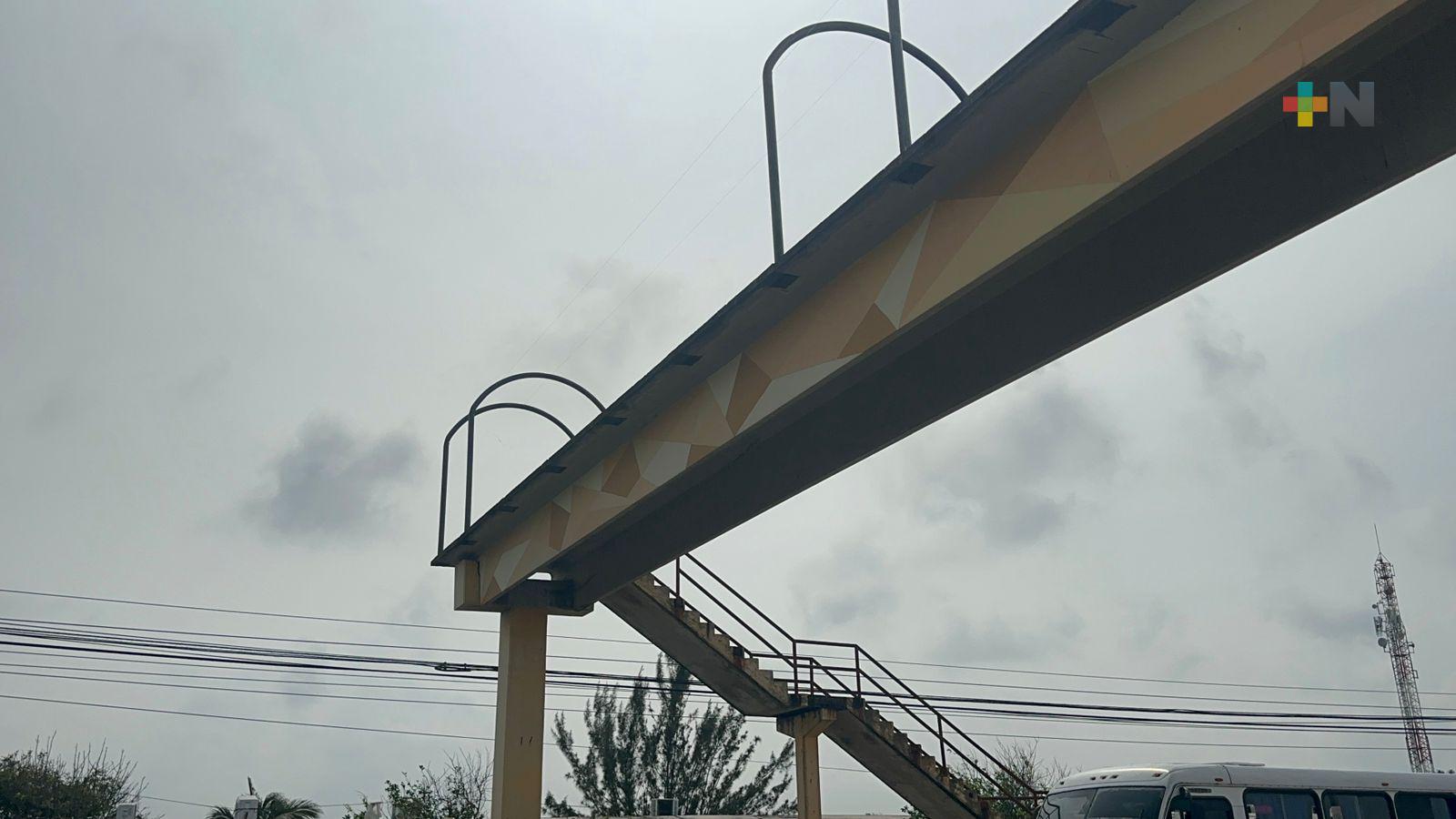 Inicia rehabilitación de puentes peatonales en Coatzacoalcos