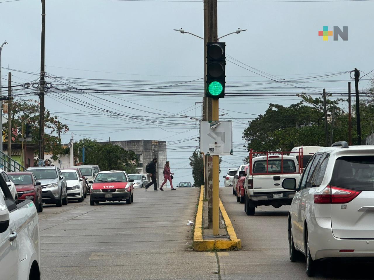 ¡Reparado! Semáforo vuelve a funcionar tras racha de accidentes