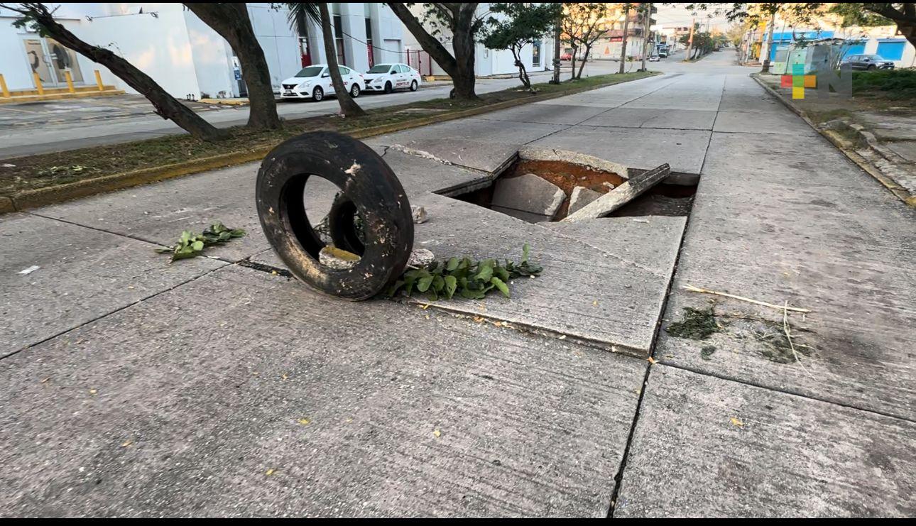 Lluvias y deterioro en sistema de drenaje forma socavón en colonia de Coatza