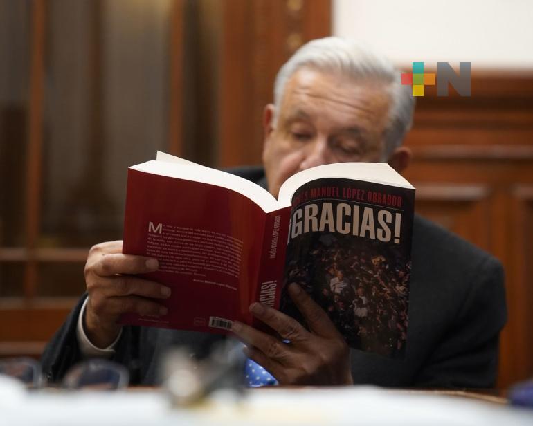 Presidente comparte experiencias y enseñanzas a jóvenes en nuevo libro: ¡Gracias!