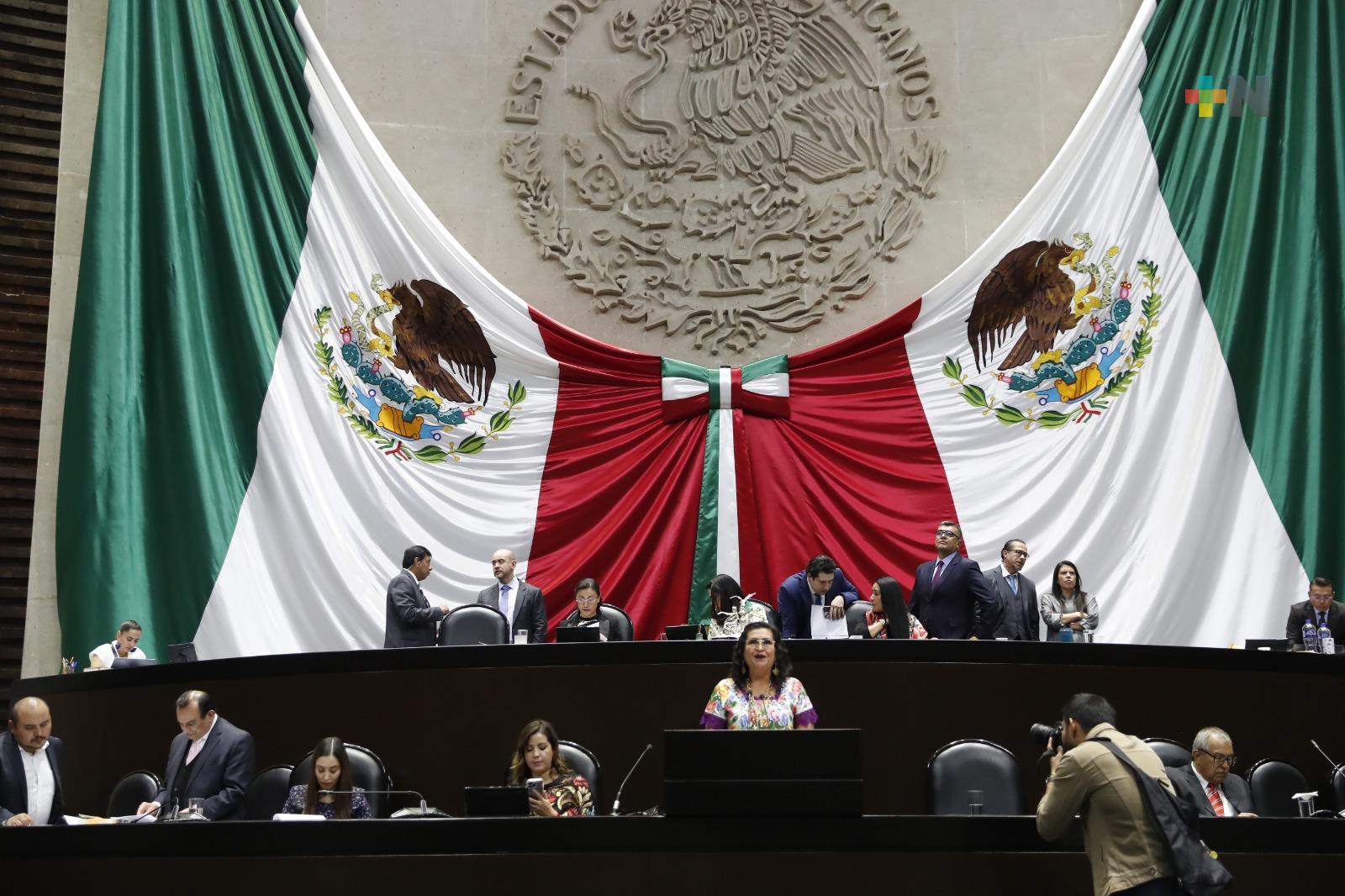 Aprueban reformas para el transporte gratuito de menores que realizan largas caminatas para asistir a la escuela