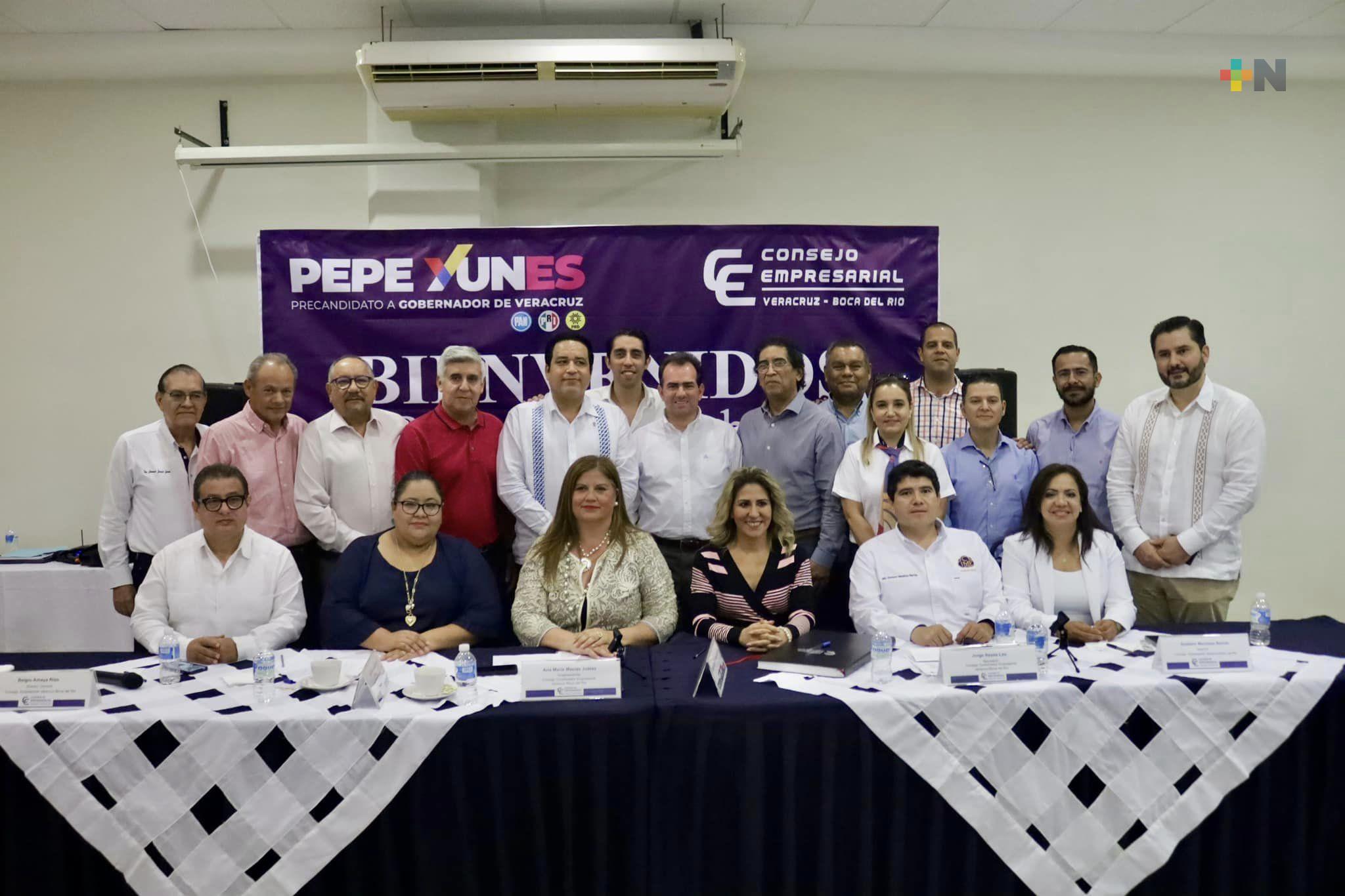 Pepe Yunes se reúne y dialoga con integrantes del CCE Veracruz-Boca del Rio