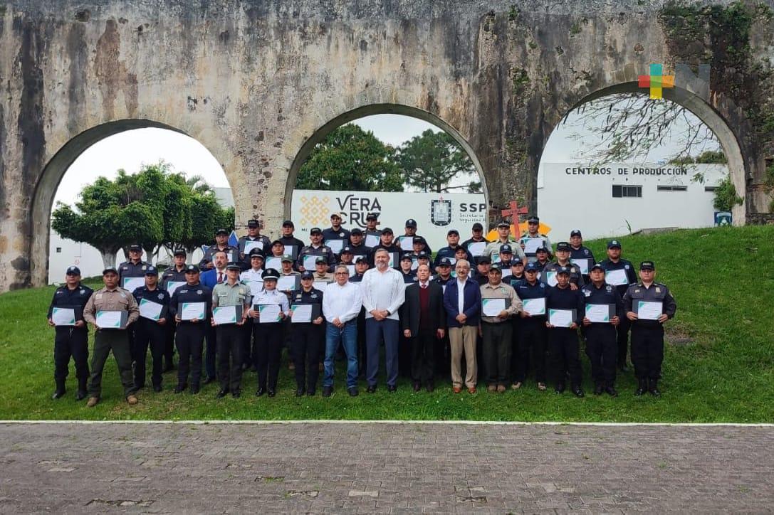 Elementos del IPAX participan en examen de conocimientos y se acreditan como Técnicos Superiores Universitarios