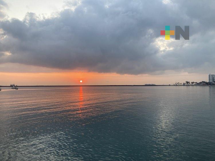 Ambiente cálido con aumento de nublados y lloviznas ligeras en la entidad