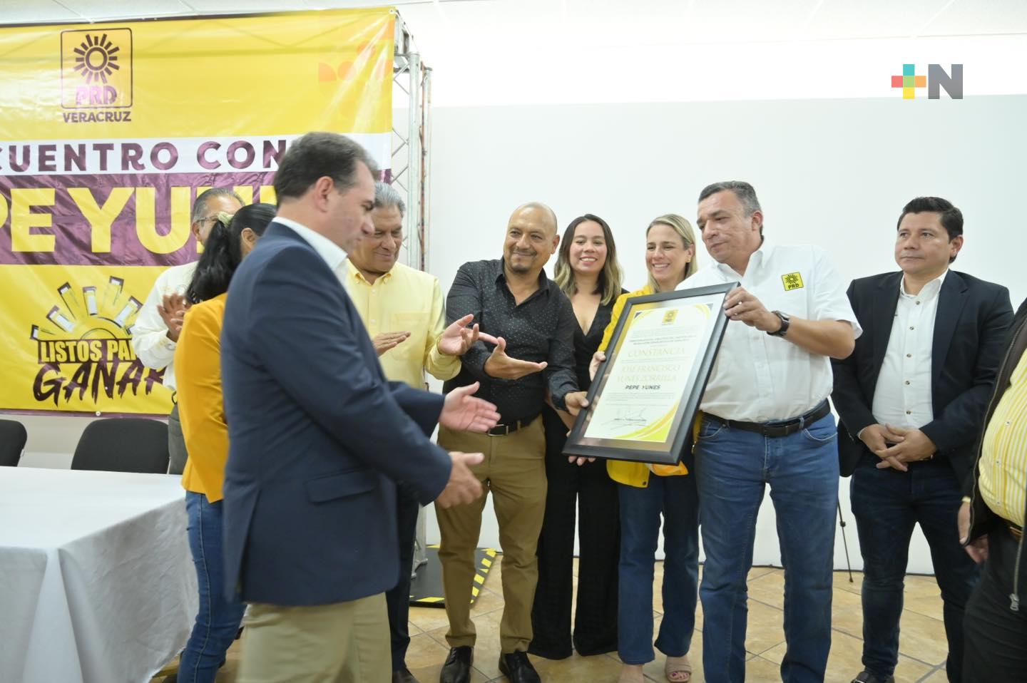 PRD entrega constancia a José Yunes Zorrilla como su candidato a la gubernatura