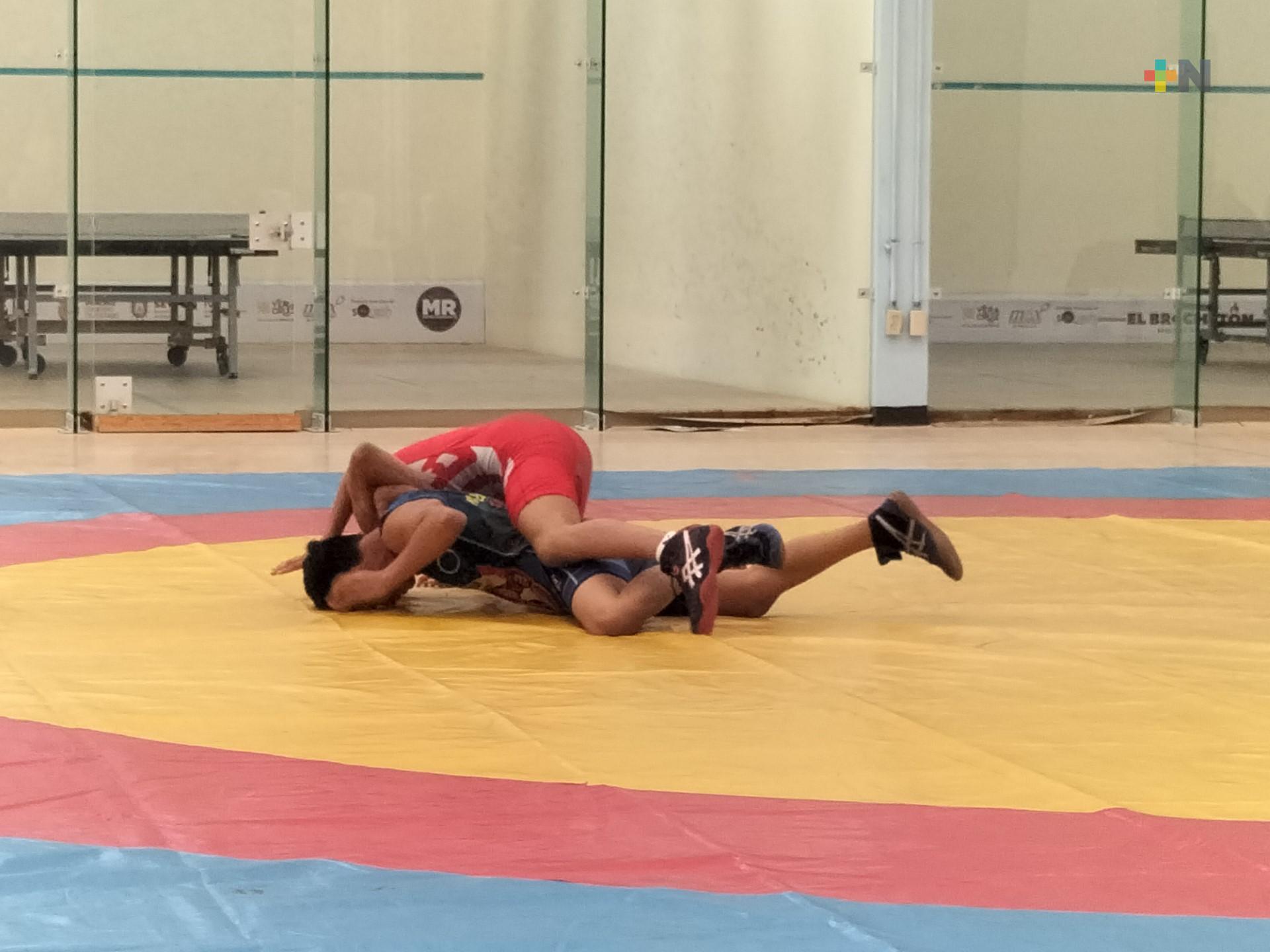 Participaron árbitros internacionales en selectivo estatal de luchas asociadas