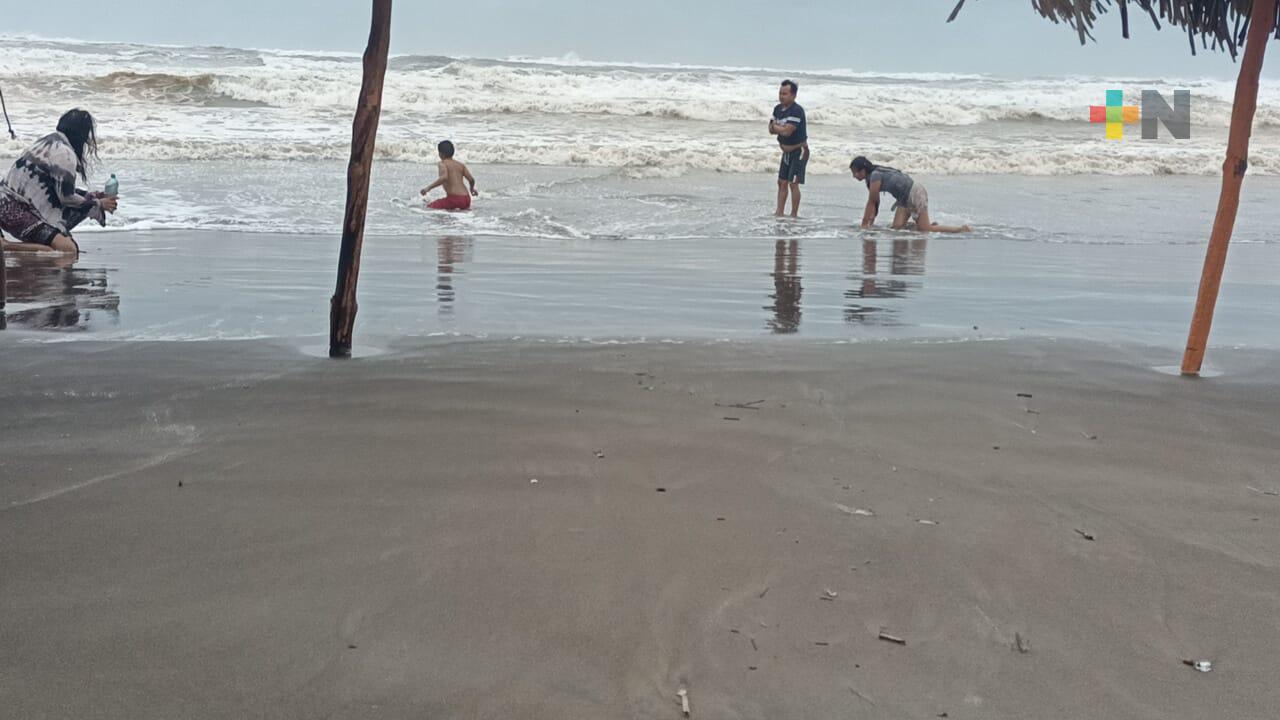 Frente frío no impidió llegada de turistas a Costa Esmeralda