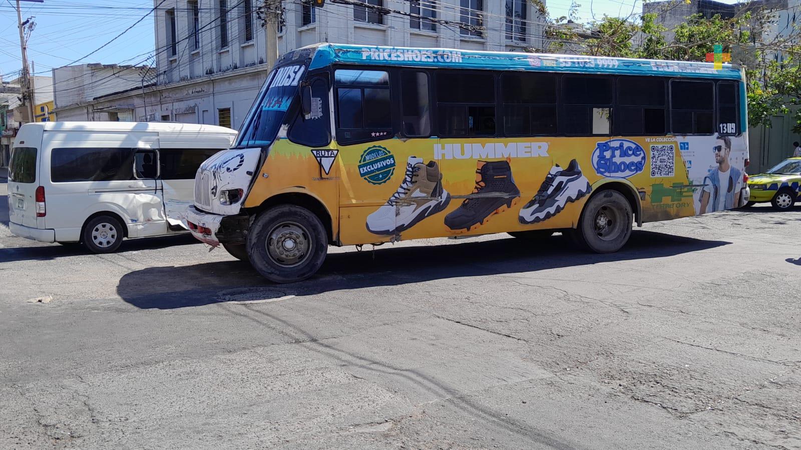 Pasajeros lesionados deja choque de autobús urbano en Veracruz puerto