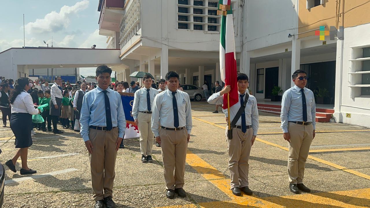 Colegio de Coatzacoalcos celebra Día de la Bandera