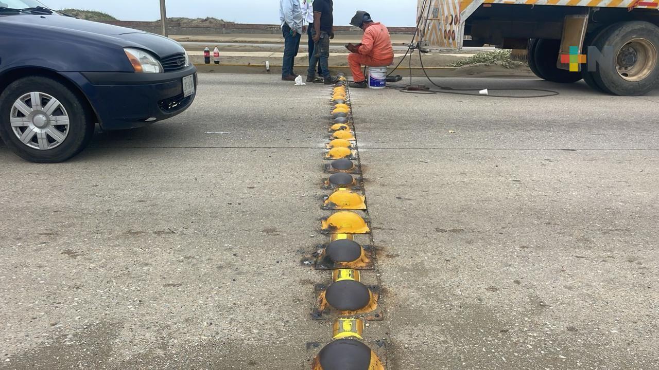 Colocan boyas metálicas en bulevar costero de Coatzacoalcos