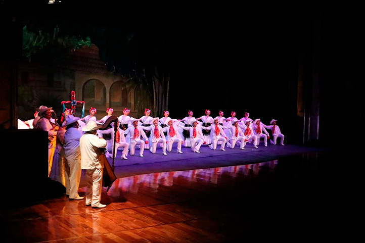 Con Raíces del pueblo, UV llega a Bellas Artes