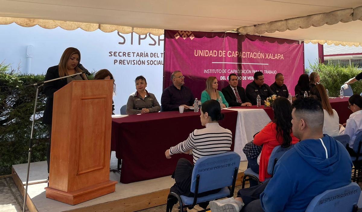 Entregan constancias a 65 personas que se graduaron de cursos de Icatver