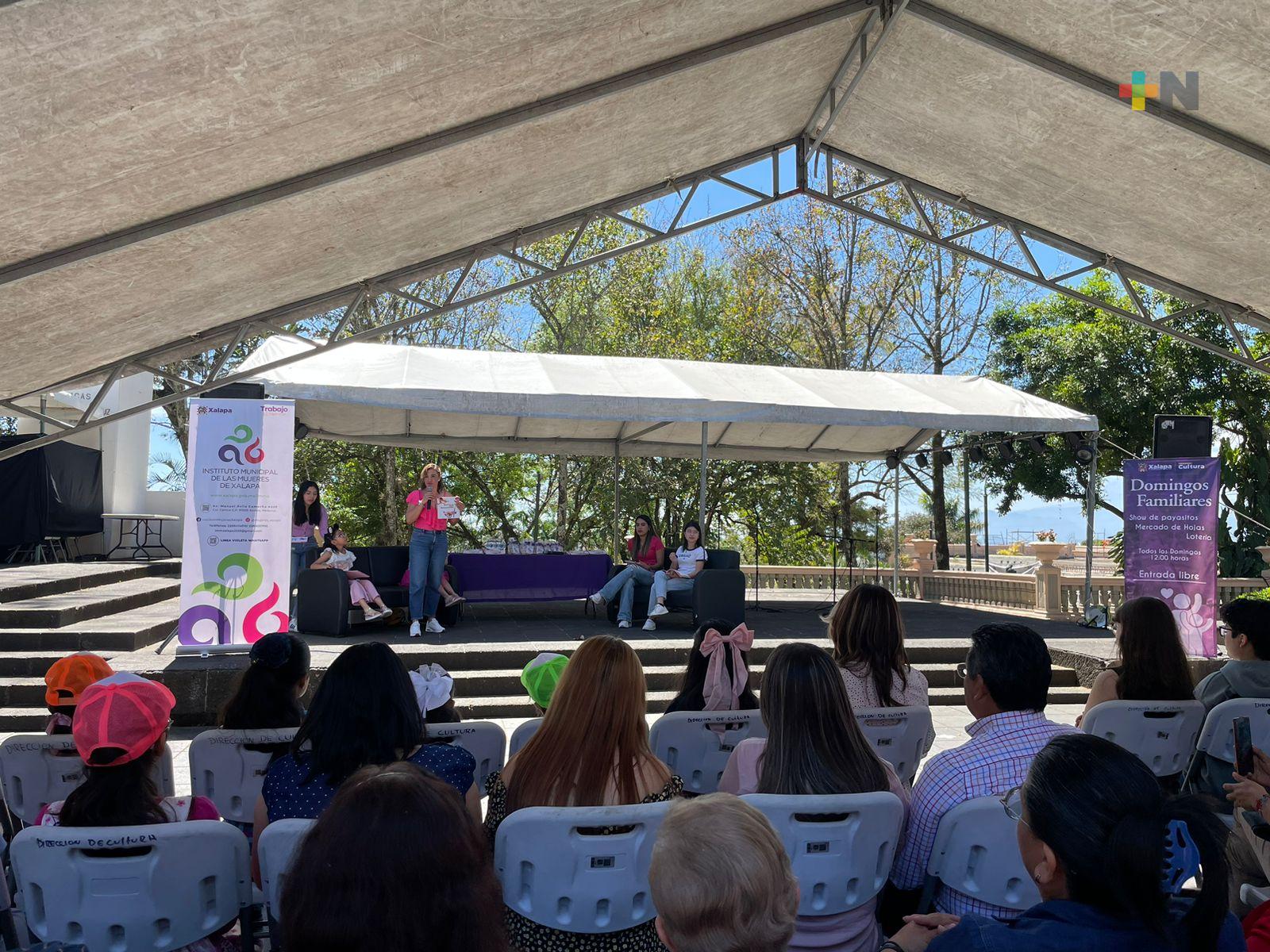 Entregan el libro “Historias de niñas extraordinarias” a 35 participantes en esta edición