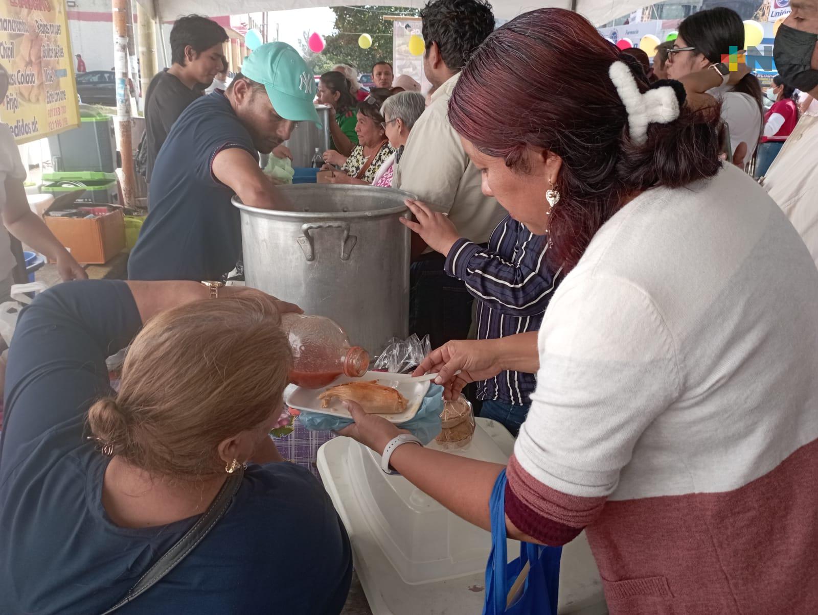 En tres horas venden 20 mil tamales en Coatzacoalcos