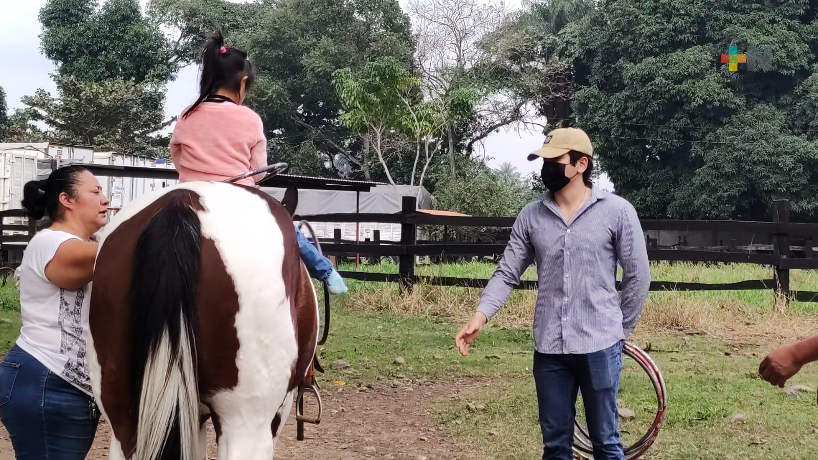 Galopando Sonrisas en Yanga brinda equinoterapia a infantes y a personas adultas